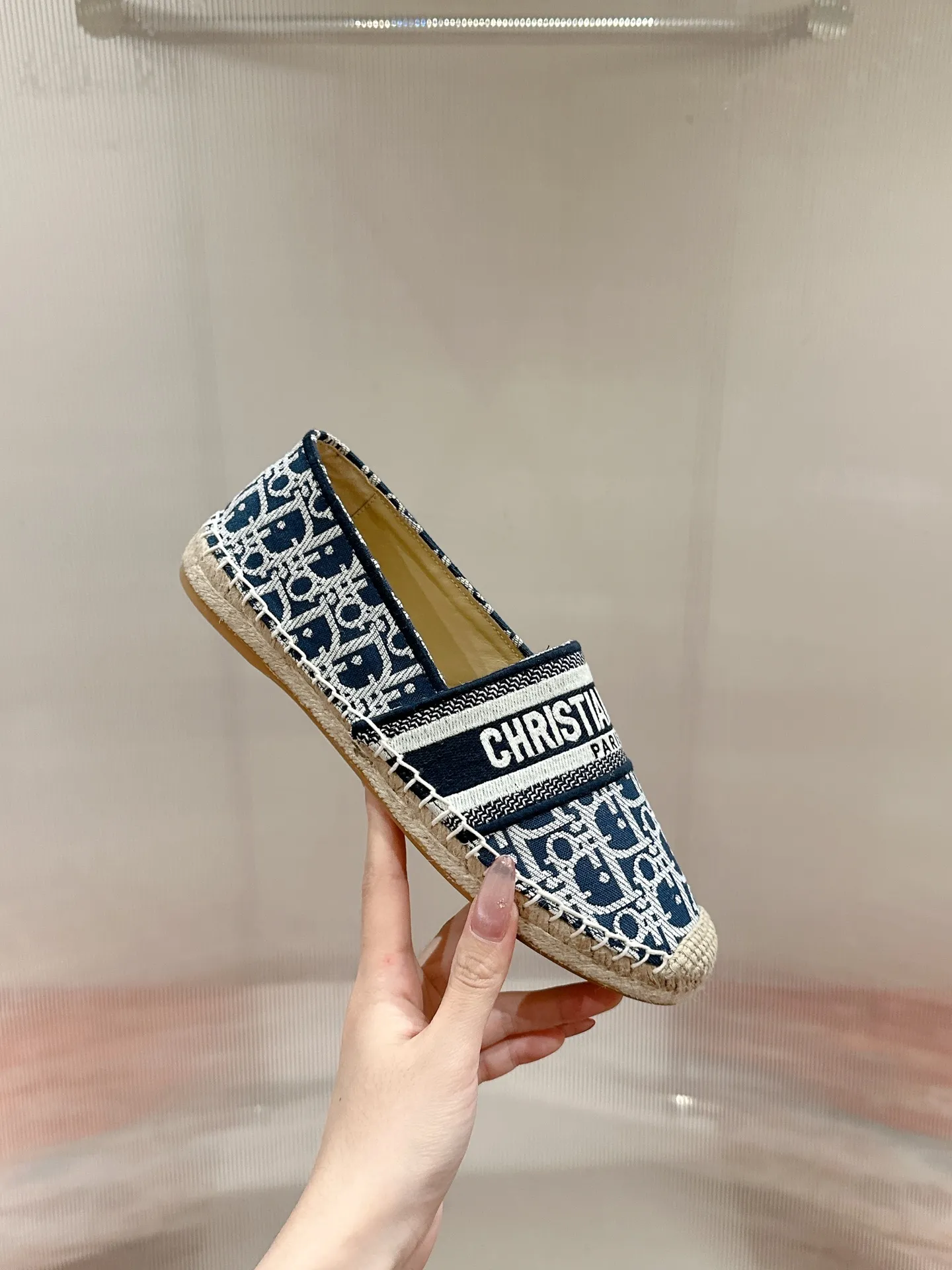 👟👟Ex-factory price 440👟👟 Dior DIOR's new popular early spring fisherman shoes 🆕 Simple, elegant and fashionable, timeless and timeless, it is a classic that will never fade away in the fashion circle, retro fisherman shoes. Original hand-woven surface, electric embroidery technology! Specific cloth surface and rubber outsole. Code number: 35-39 (40.41 customized, non-refundable)